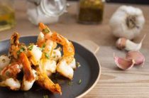 Вкусный рецепт креветок в духовке с чесноком и соевым соусом