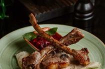 Вкусный рецепт стейков на кости из свинины — идеальное блюдо для дружеской вечинки