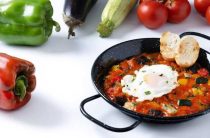 Вкусный рецепт запеченных овощей с яйцом в духовке – простое и полезное блюдо