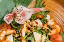 Вкусный салат из креветок и свежих листьев салата — простой рецепт на любой случай