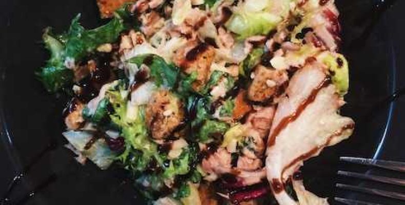 Вкусный салат из куриной грудинки — простой рецепт на каждый день