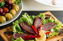 Вкусный салат с копченой колбасой и солеными огурцами — простой рецепт