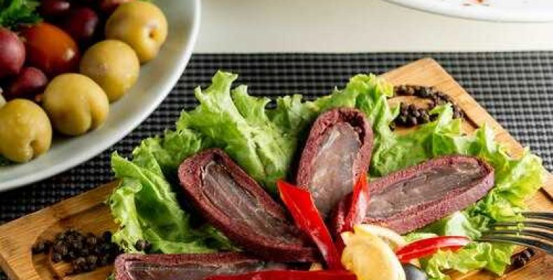 Вкусный салат с копченой колбасой и солеными огурцами — простой рецепт