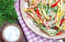 Вкусный салат с копченой колбасой и сухариками — простой рецепт на каждый день