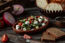 Вкусный теплый грузинский салат — простой рецепт с свежими ингредиентами