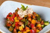 Восхитительный салат из хрустящих баклажанов в кисло-сладком соусе — простой рецепт на каждый день