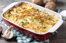 Запеченная картошка с курицей под майонезом — простой рецепт в духовке