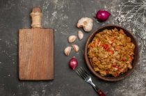 Вкусный жареный лук с томатной пастой простой рецепт на каждый день
