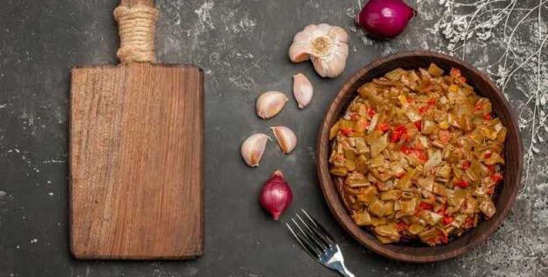 Вкусный жареный лук с томатной пастой простой рецепт на каждый день